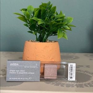 Aveda single eyeshadow 933 Azalea